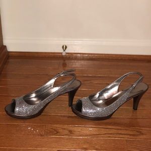 Women’s Nine West evening dress shoes!